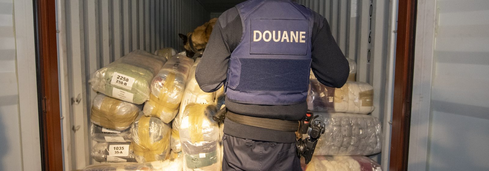 Douanier controleert container op drugs
